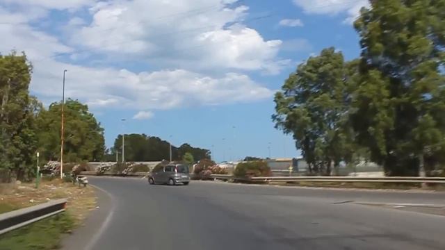 Перекресток с круговым движением на шестиполосной дороге смотреть онлайн