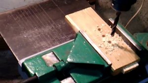 Устанавливаем самодельные станочные тиски, на сверлильный станок.