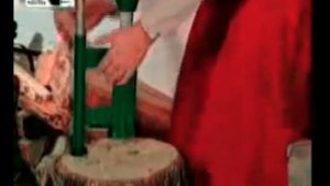 Девушка - дровосек ! Приспособление для колки дров.