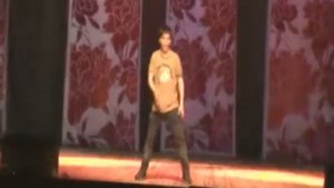 Парень круто танцует хип-хоп, локинг, электрик буги.