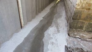 Желобок в отмостке для стока дождевой воды...