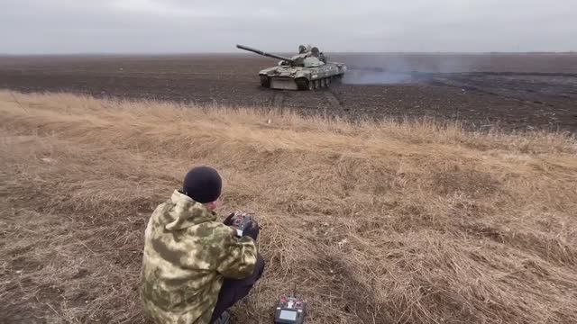 ❗💥⚡В Запорожской области прошли испытания, боевого танка Т-72А на радиоуправлении. ⚡