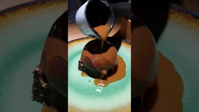 Брауни с мороженым и солёной карамелью #соленаякарамель #мороженое #брауни #еда