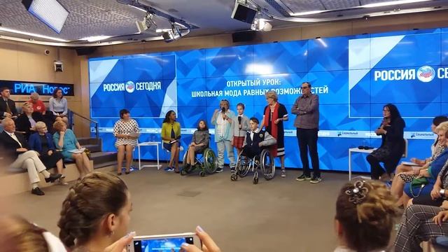 Показ школьной формы. Студия экспернментального дизайна Галины Волковой. смотреть онлайн