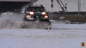 Снежный отвал SnowDogg для внедорожников в действии.