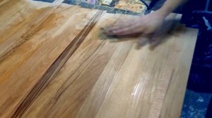 Наносим масло на дерево орех