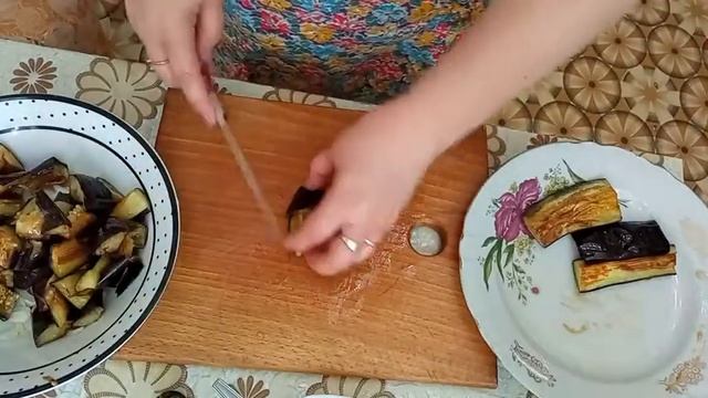 Замечательный салат из баклажанов с помидорами смотреть онлайн