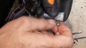 Электрический   триммер AL-KO  1200  гудит, но не вращается.
