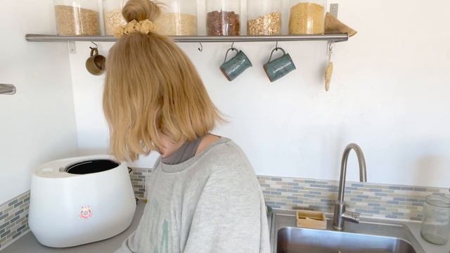 Trying the Lomi Kitchen Composter by Pela | Apartment friendly composting смотреть онлайн