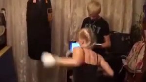 Девочка боксерша бьет пацана