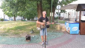 Уличный музыкант Устин исполняет песню гр. Звери "Для тебя всё это чудо"