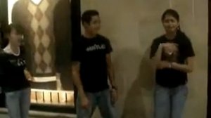 два человека на спине у девушки