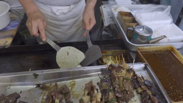 Японская уличная еда - Шашлык из Хормоняки на гриле Теппанъяки, приготовленный на гриле. смотреть онлайн