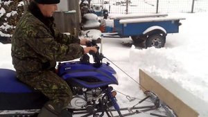 Снегоход Динго 125 расчищает снег