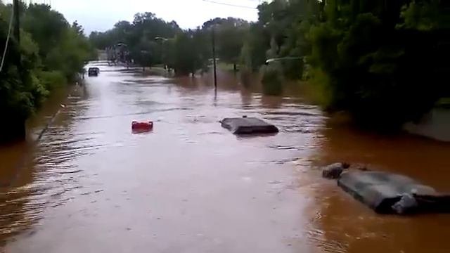 Бездорожье. Грузовики едут под водой
