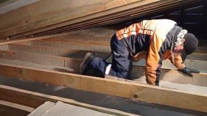 Утепление опилками/Roof insulation with wood chips