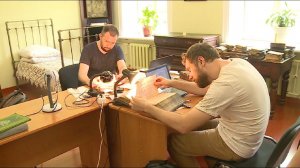 Древние старопечатные книги Музея истории Алтайской духовной миссии изучают учёные из Новосибирска