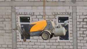 Ремонтирую растворонасос, потом его переставляет Автокран на стройку.