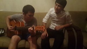 Казахи зажигают на гитаре и поют, Шубарсу