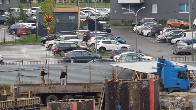 Грузовая машина Скания _ Разгружать её будет Строительный кран на стройке.