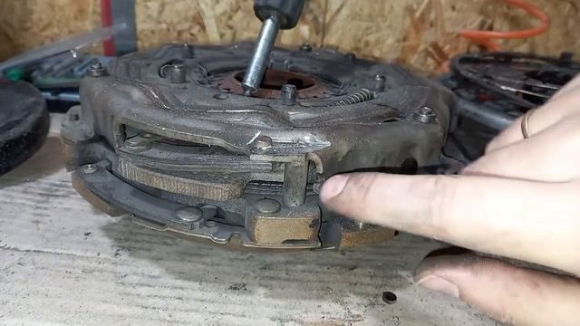 Разбираю сцепление EDC, роботизированной коробки передач Renault Megan 3. смотреть онлайн