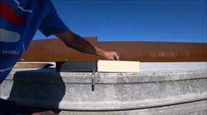 кладка углов из разного по высоте кирпича в один уровень.