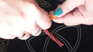 Как создать свечу - скрутку за одну минуту.