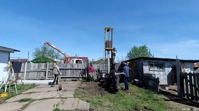 Ура !!! Установили бетонные сваи под баню. смотреть онлайн