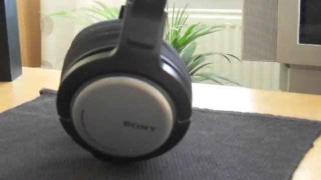 Sony cordless headphones: TMR-RF850R and MDR-RF840RK. смотреть онлайн