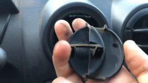 Как снять дефлектор воздуховода Renault Logan