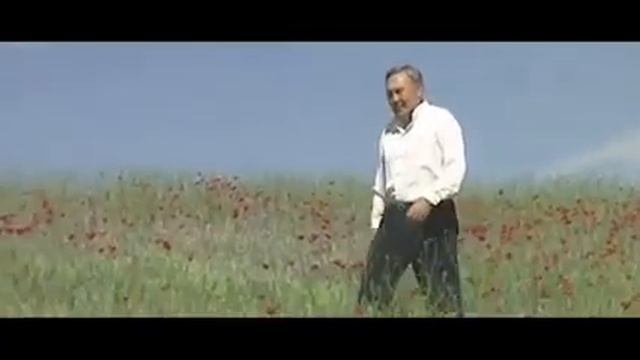 Нурсултан Назарбаев поет песню