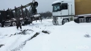 КАМАЗ вытягивает гружёную фуру