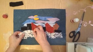 ВЫКЛАДЫВАЕМ ПЕЙЗАЖ ИЗ НЕСКОЛЬКИХ ЛОСКУТКОВ ТКАНИ КРУЖЕВА ДЖИНСЫ / ЗИМА ВЕЧЕР ЛУНА ДОМИКИ СНЕГ (1)