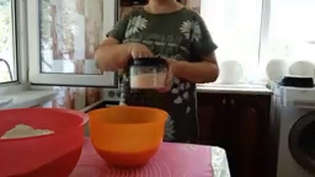 Я на кухне. Заквашиваю молоко на кефир и на творог. Пеку хлеб. смотреть онлайн