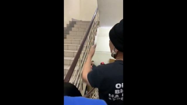 Переноска ручных лестниц по лестничным маршам