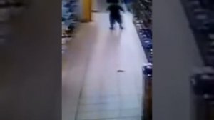 Мальчик насрал в магазине