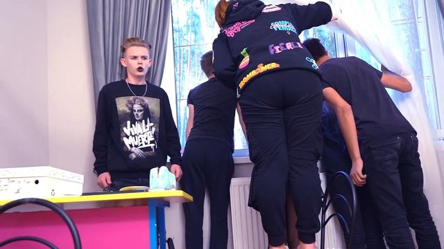 ЗАЧЕМ ГОТЫ НОЧЬЮ В ЛЕС ПОШЛИ? ДАША БОИТСЯ ПРИЗНАТЬСЯ УЧИЛКЕ В .....!!! смотреть онлайн