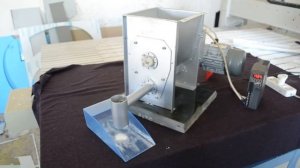 Дозатор сыпучих материалов в действии.