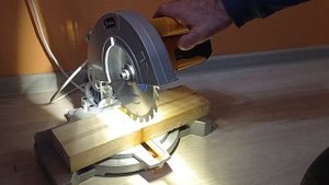 торцовочная пила DEKO DKMS 1400-210 с плавным пуском и теневым прицелом, своими руками