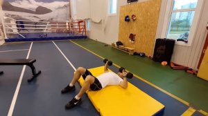 Жим гантелей лежа на полу