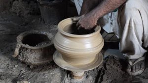 Примитивные технологии изготовления горшков из глины  Удивительный талант глиняного горшечника.