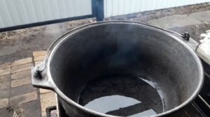 Мясо нутрии на костре, в казане.