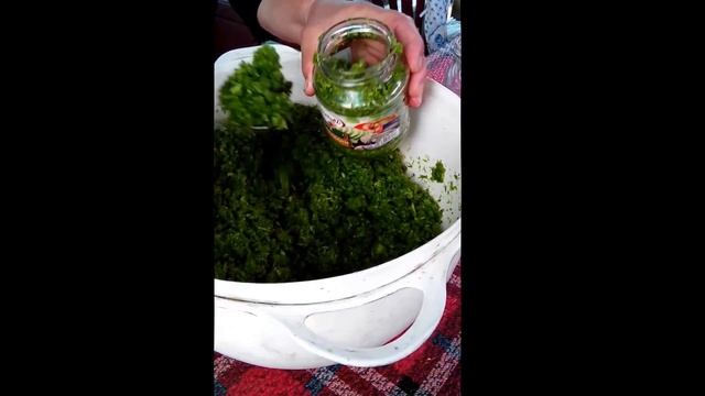 Пошаговый рецепт очень полезной и вкусной приправы из семенных коробочек чеснока.
