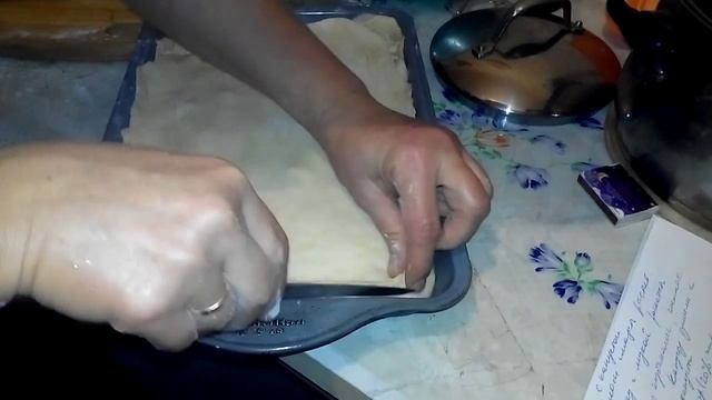 защипываем края пирога