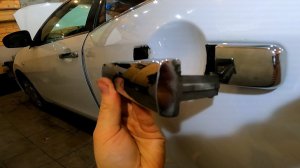Снимаем дверную ручку задних дверей Nissan Almera 2012-2018год