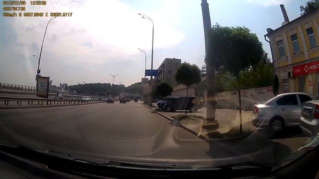 Мотоциклист набережная Киева смотреть онлайн