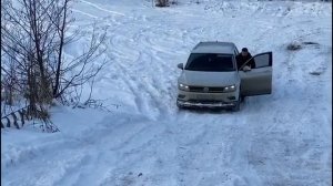 Chevrolet Niva vs Volkswagen Tiguan | Скользкий заснеженный подъем на зимней резине.