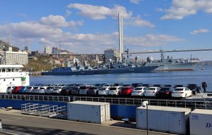 Автомобили возле Морского вокзала . Владивосток