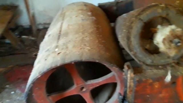 Заброшенное здание и станок старинный для шерсти - Vintage wool loom смотреть онлайн