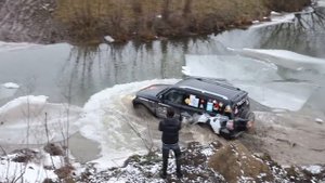 Паджеро 4 стоковый покоряет брод